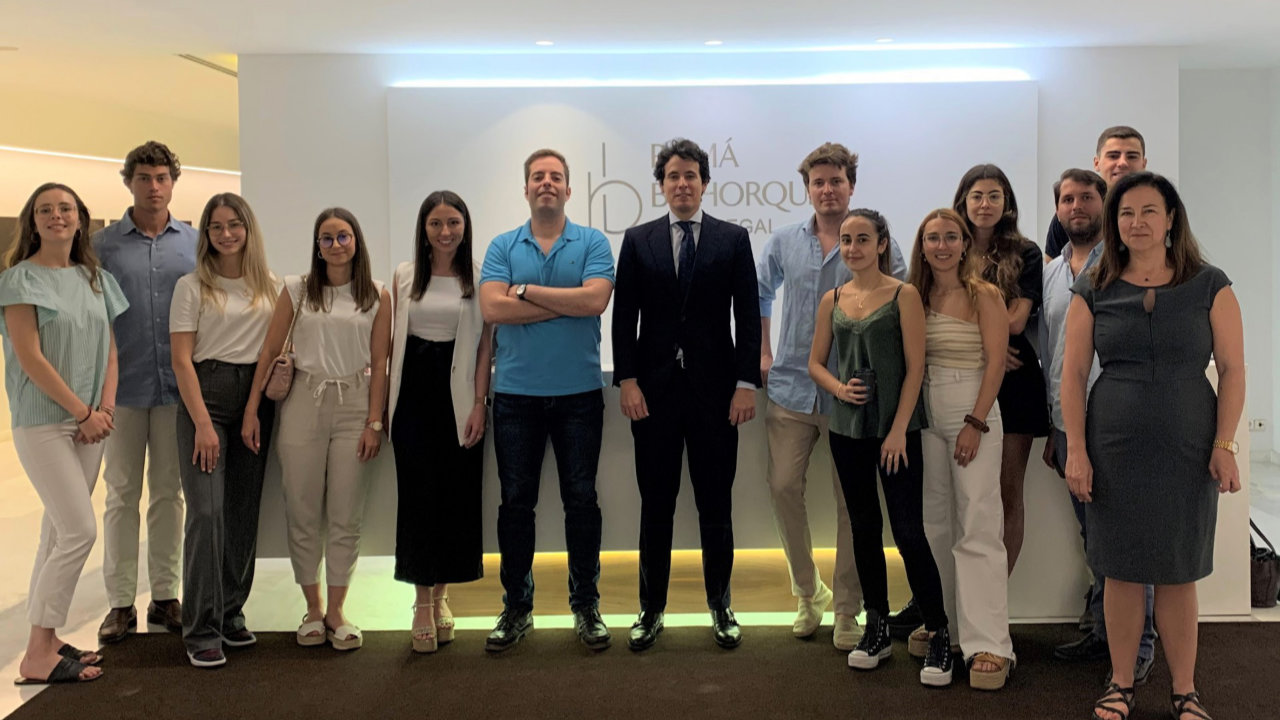 Los alumnos del Máster en Asesoría Jurídica de Empresas visitan el despacho. Foto 1