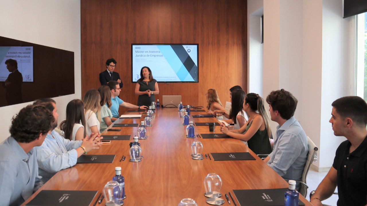 Los alumnos del Máster en Asesoría Jurídica de Empresas visitan el despacho. Foto 2
